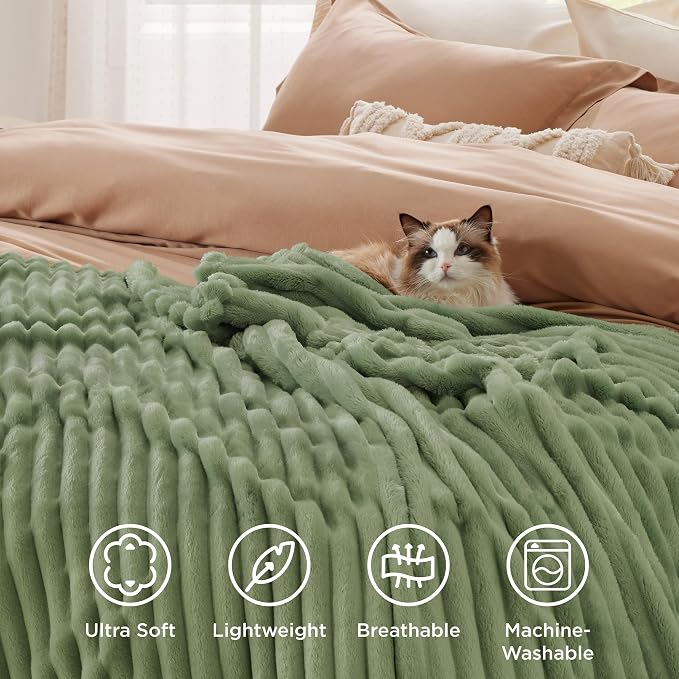 Bedsure GentleSoft Christmas Throw Blanket - Image 6