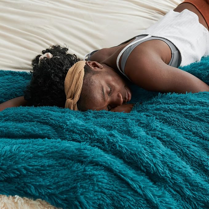 Bedsure GentleSoft Fuzzy Sherpa Faux Fur Twin Blanket Teal Cozy Gifts - Image 3