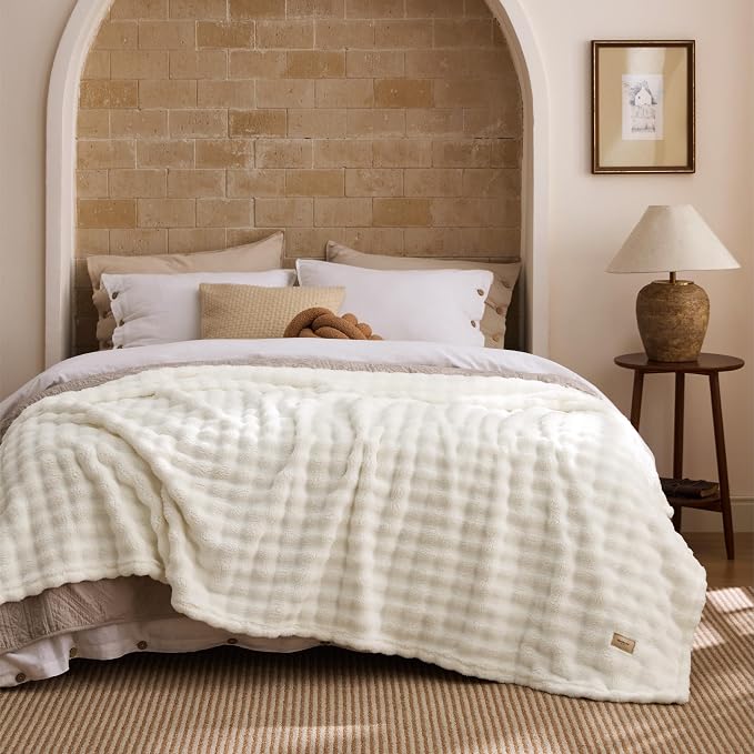 Bedsure 3D Fleece Bubble Blanket - Image 8