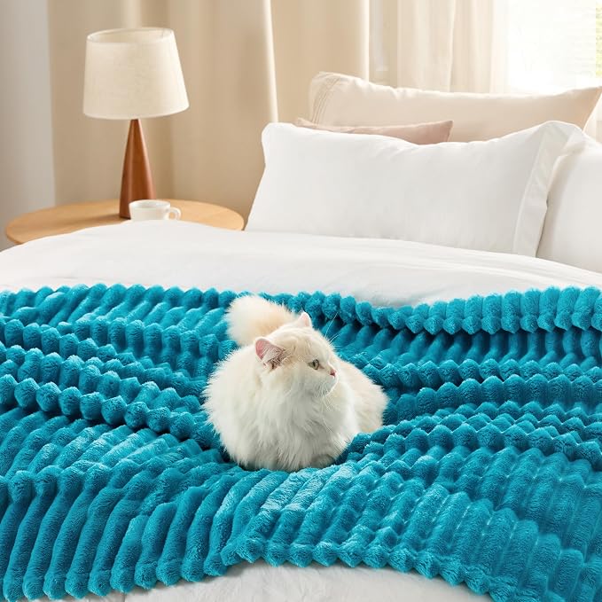 Bedsure GentleSoft Teal Full Blanket - Image 4