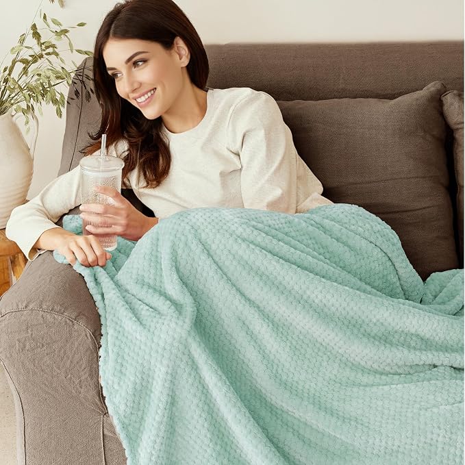 Exclusivo Mezcla Fleece Bed Blanket Twin Size, Super Soft and Warm Blankets - Image 2