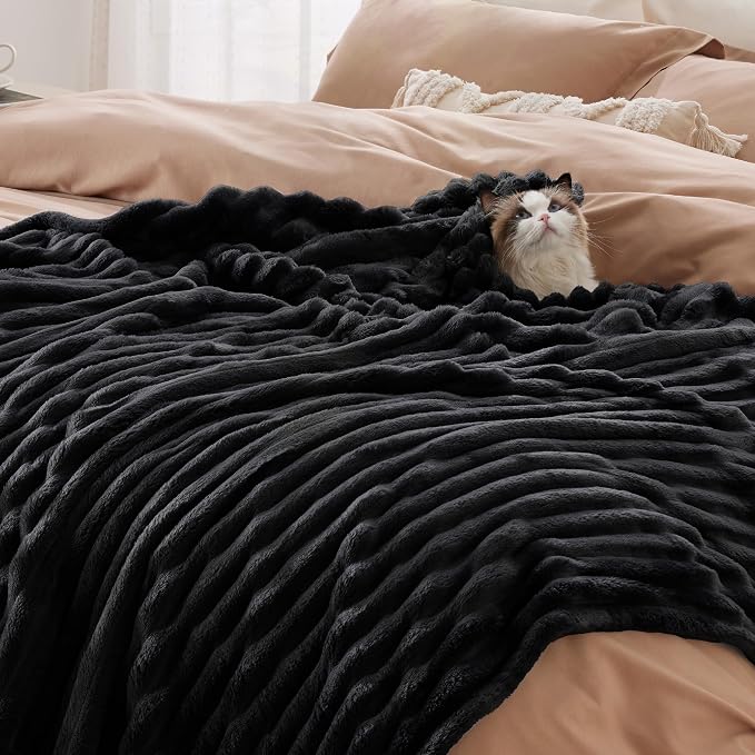 Bedsure GentleSoft Black Fleece Blanket - Image 4