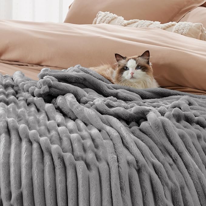 Bedsure GentleSoft Frost Gray Fleece Blanket - Image 4