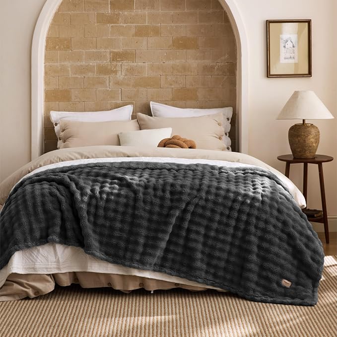 Bedsure 3D Fleece Bubble Blanket - Image 8